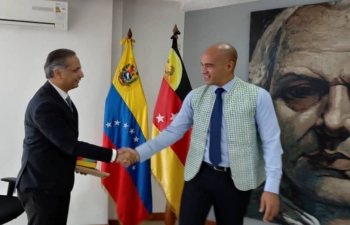 El Embajador Abhishek Singh tuvo hoy una reunion con el Excmo. Sr. Hector Rodriguez, Gobernador del Estado Miranda, y discutio temas bilaterales de cooperacion, especialmente en las areas de comercio y turismo. El Embajador le obsequio un libro sobre Yoga y una chaqueta Bundi 'Hecha en India'.